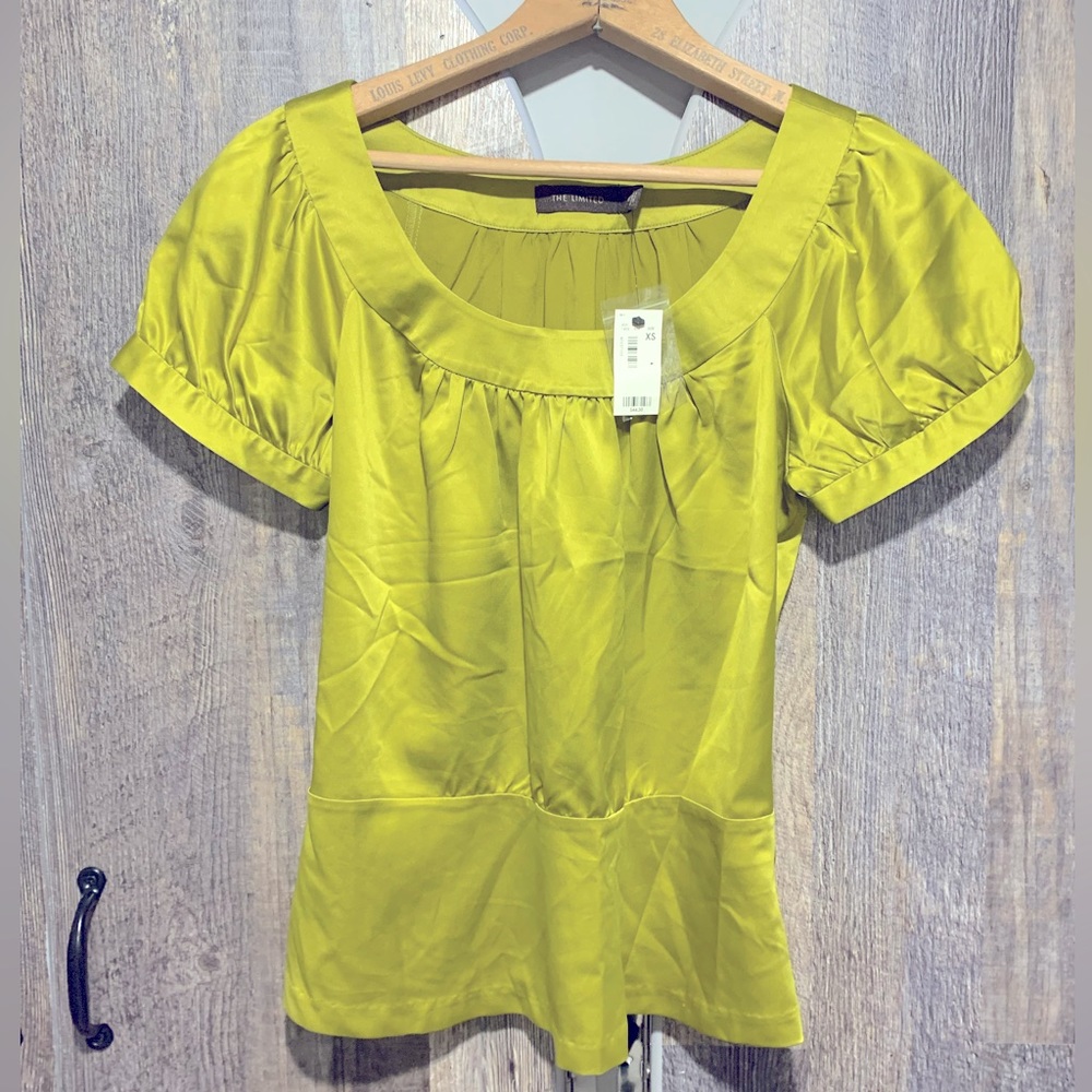 NWT The Limited Silky Top Size XS
Chartreuse (between yellow & green)